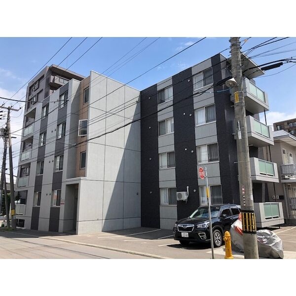 建物外観。鉄筋コンクリート造4階建てのTi amo宮の沢です。