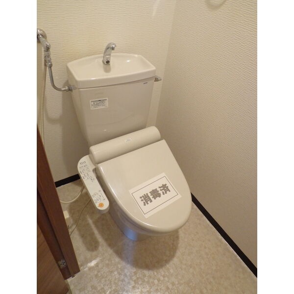 参考写真：温水洗浄機能付きトイレ。