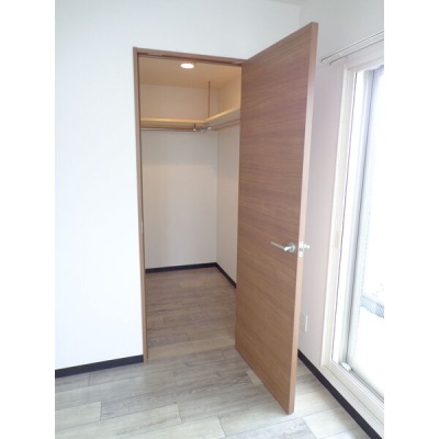 参考写真：ウォークインクローゼット。衣類をまとめて収納できます。