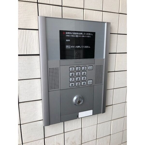 来訪者の呼び出しに対応する共用エントランスのオートロック。