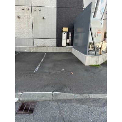 建物入口の様子。宅配ボックスも備わっています。