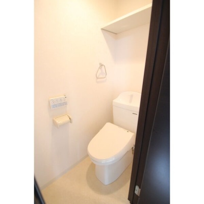 参考写真：温水洗浄便座を備えた独立したトイレスペース