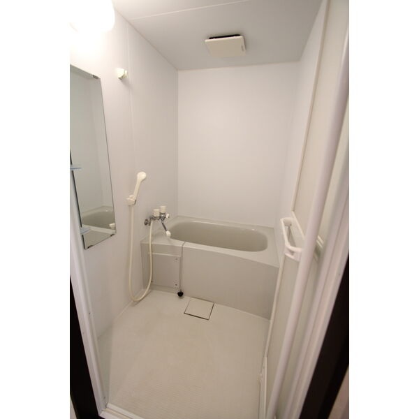 参考写真：バス・トイレ別の浴室。シャワーと浴槽を備えています