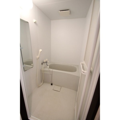 参考写真：バス・トイレ別の浴室。シャワーと浴槽を備えています