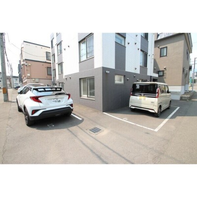 建物前の駐車スペース。PA1は203号室とのセット契約