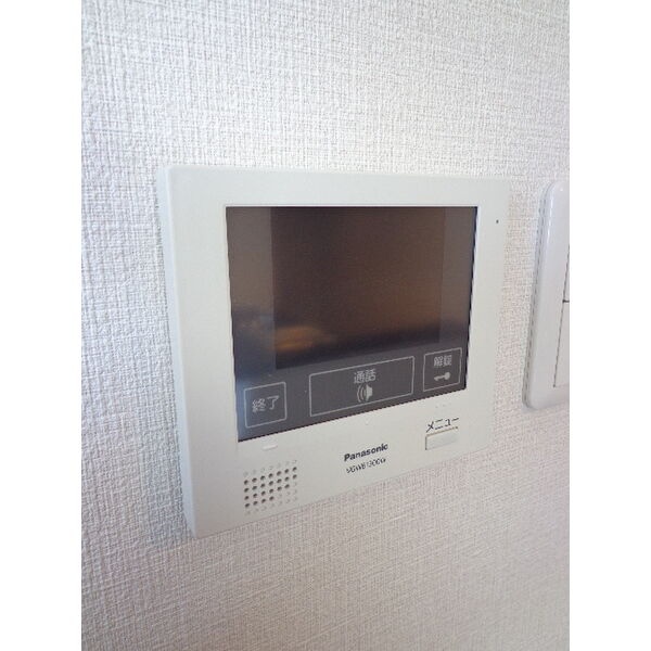 参考写真：モニター付インターホン。来訪者を画面で確認できます。