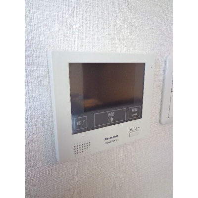 参考写真：モニター付インターホン。来訪者を画面で確認できます。