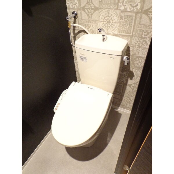 参考写真：温水洗浄便座を備えた独立したトイレ。
