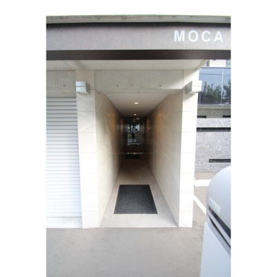 建物名「MOCA」が目印のエントランス。