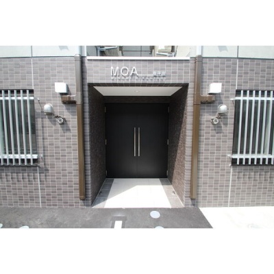 建物名が目印の共用エントランス。