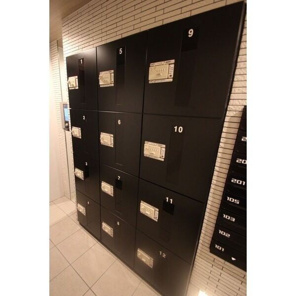 不在時の荷物受け取りに便利な宅配BOXを備えています。