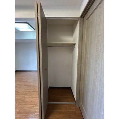 ハンガーパイプと棚のある収納。衣類を整理できます。