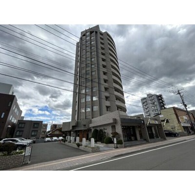 周辺の通りから見た建物外観。8階のお部屋の募集です。