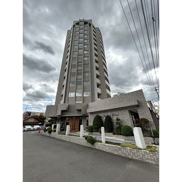 建物入口側から見た外観。エレベーターを備えています。