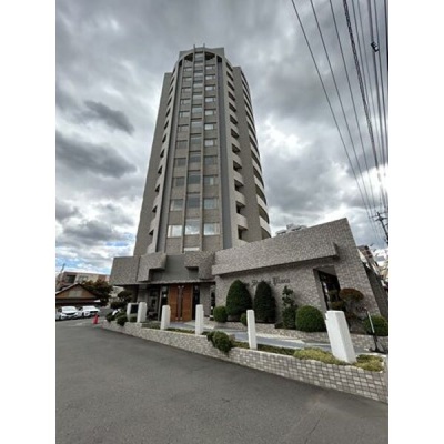 建物入口側から見た外観。エレベーターを備えています。