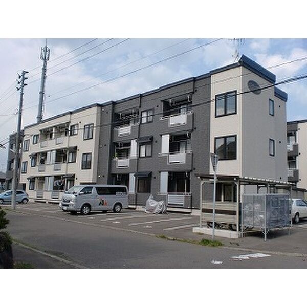 落ち着いた色合いの3階建てアパート。敷地内駐車場1台が無料です。
