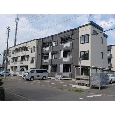落ち着いた色合いの3階建てアパート。敷地内駐車場1台が無料です。