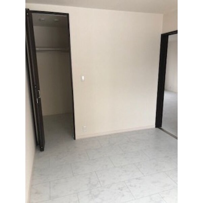個室として使いやすい洋室。家具の置き方を考えやすい空間です。
