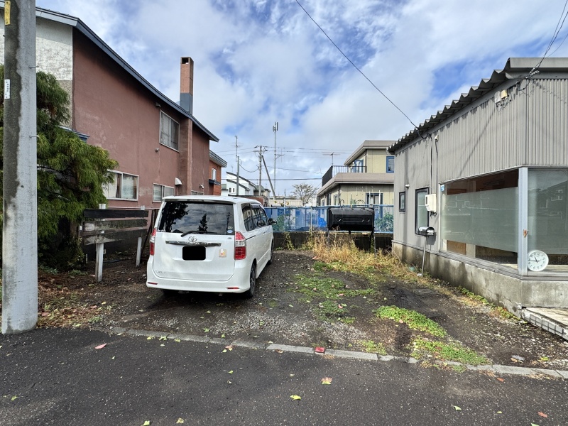 建物横に並列２台駐車可能