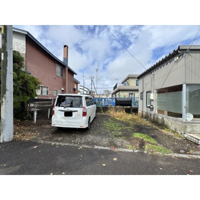 建物横に並列２台駐車可能