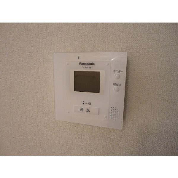 来訪者の顔を画面で確認できるモニター付きインターホン。