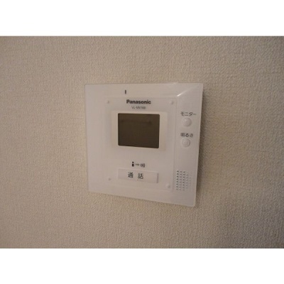 来訪者の顔を画面で確認できるモニター付きインターホン。