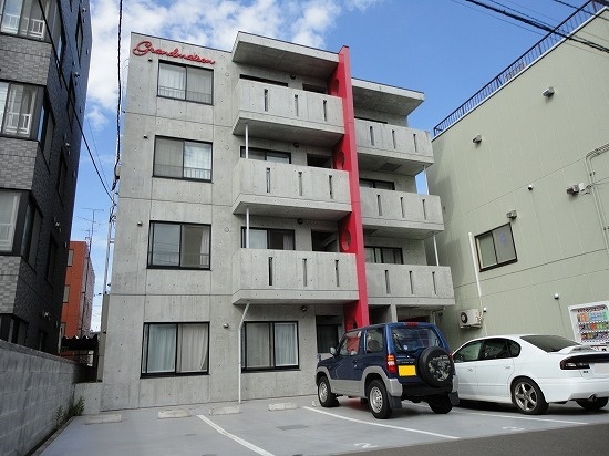 赤い縦ラインが目を引く鉄筋コンクリート造のマンション。
