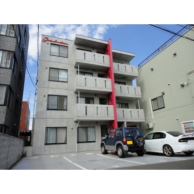 赤い縦ラインが目を引く鉄筋コンクリート造のマンション。