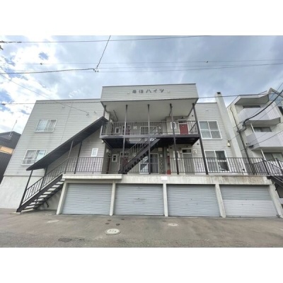 寿住ハイツの正面外観。103号室は2階部分です。