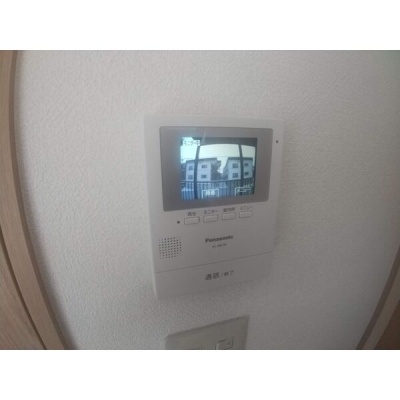 新設のテレビモニターホン。来訪者を画面で確認できます。
