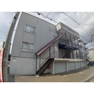 外階段と共用廊下を備えた建物。角部屋の103号室です。