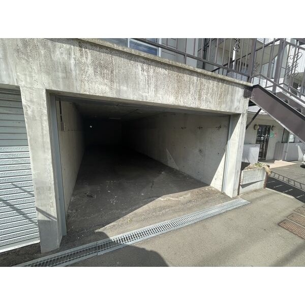 車庫内部の様子。お車を屋内で保管できるスペースです。