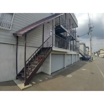 建物の共用階段と車庫の外観。