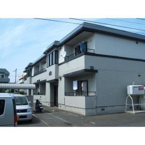 南向きの住戸を備える軽量鉄骨造2階建て。201号室は2階最上階です。