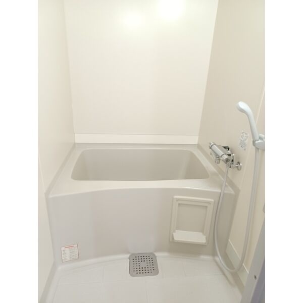 浴室はトイレと独立した配置。洗い場と浴槽を備えています。