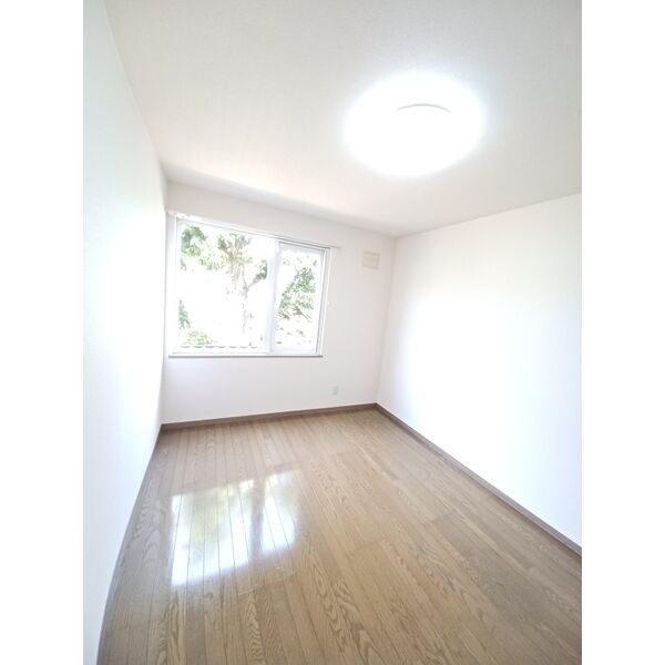 6帖の洋室。寝室や仕事部屋として使い分けやすい独立したお部屋です。