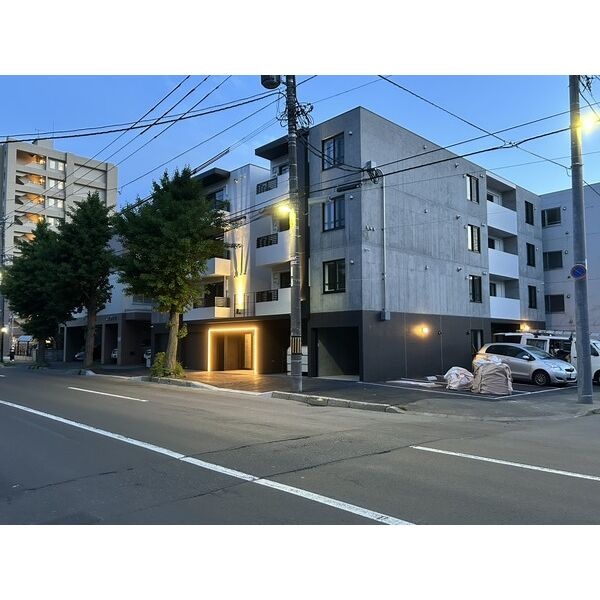 ２０２６年５月築・４階建ての外観