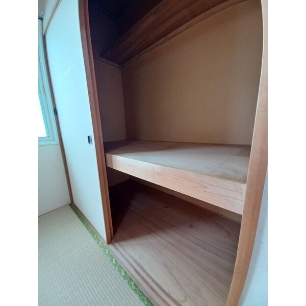 和室の押入れ。布団の収納にも便利。
