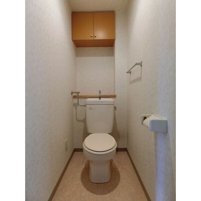 上部の収納棚が便利な独立したトイレ