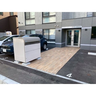 建物エントランスと敷地