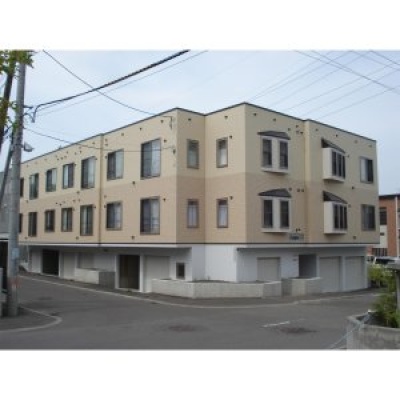 個別車庫のあるコンフォート月寒東。2007年築の3階建てです。