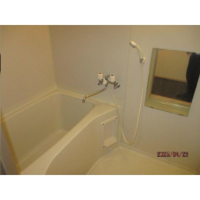 バスとトイレを別々に設けた浴室。浴槽と洗い場があります。