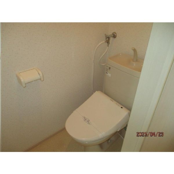 トイレは浴室と独立しています。上部には棚を備えています。