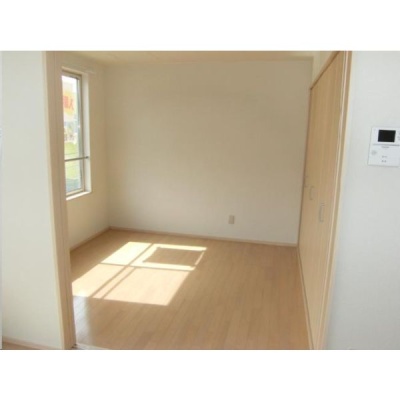 窓のある4.8帖の洋室。寝室として使いやすい一室です。