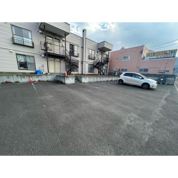 建物と敷地内駐車場