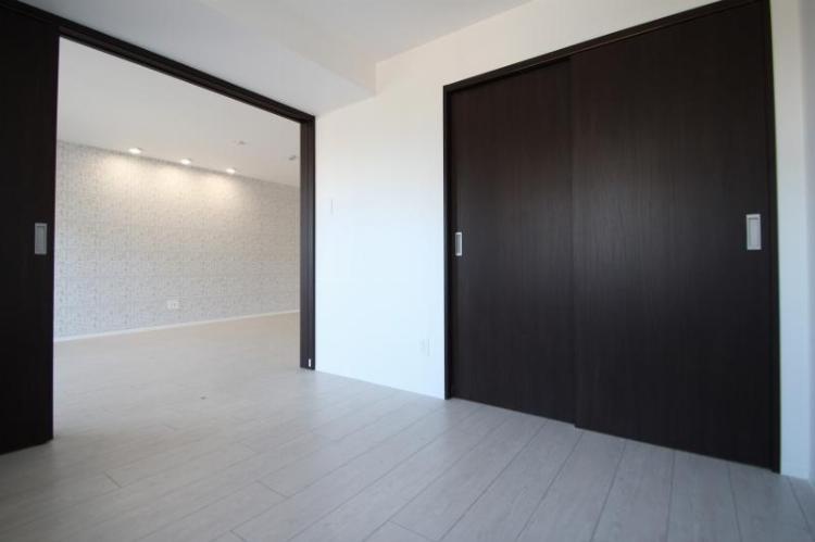 引戸で区切れる洋室（室内参考写真）