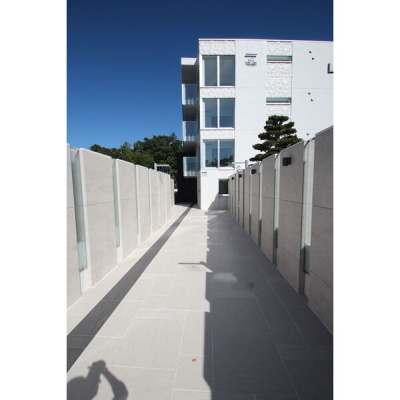 建物入口へのアプローチ