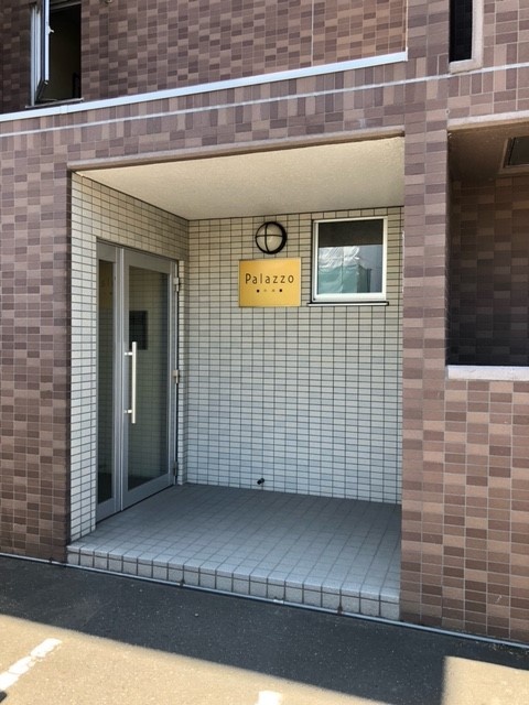 オートロック付きの建物エントランス