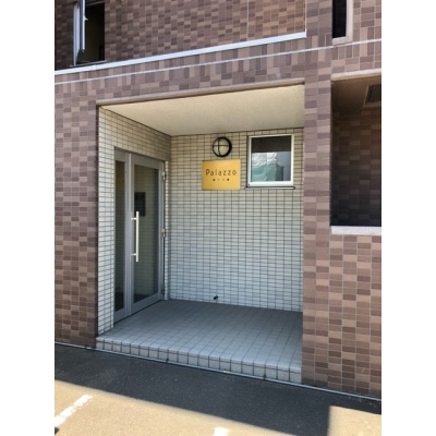 オートロック付きの建物エントランス