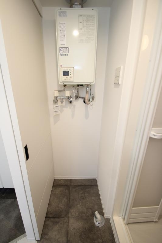 参考写真：給湯器と室内洗濯機置場